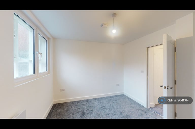 1 bedroom flat in Queen Street, Oldham, OL1 (1 bed) (#2641314)