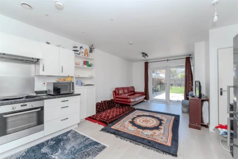 3 bedroom flat in Salisbury Road, Southall