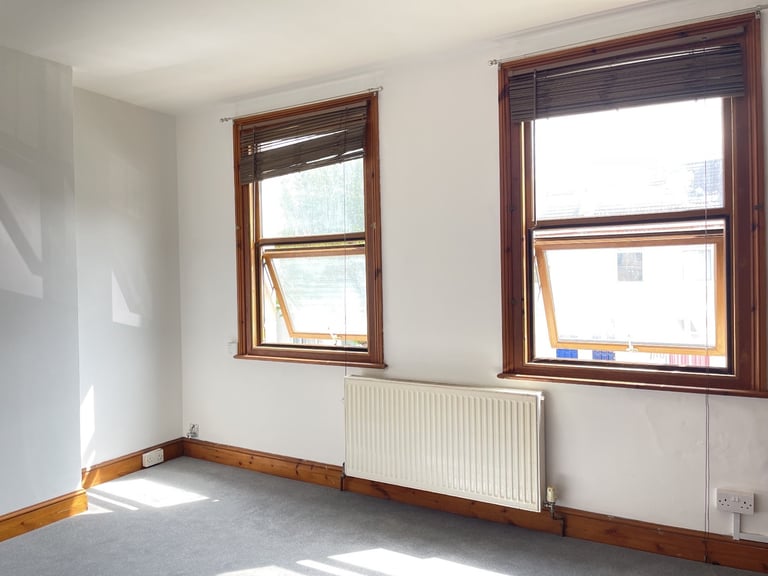 ✨ Spacious 1-Bedroom Flat in the Heart of Enfield Town! ✨ ONLY £335 per week