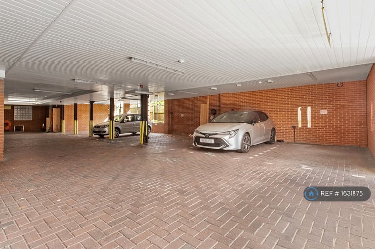 2 bedroom flat in Hazeltree Lodge, London, N13 (2 bed) (#1631875)