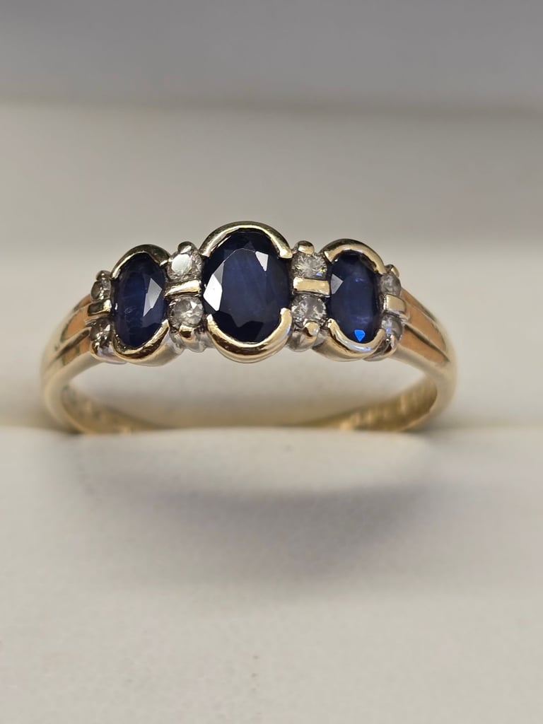 9CT GOLD SAPPHIRE TRILOGY WITH 0.14 PTS DIAMOND