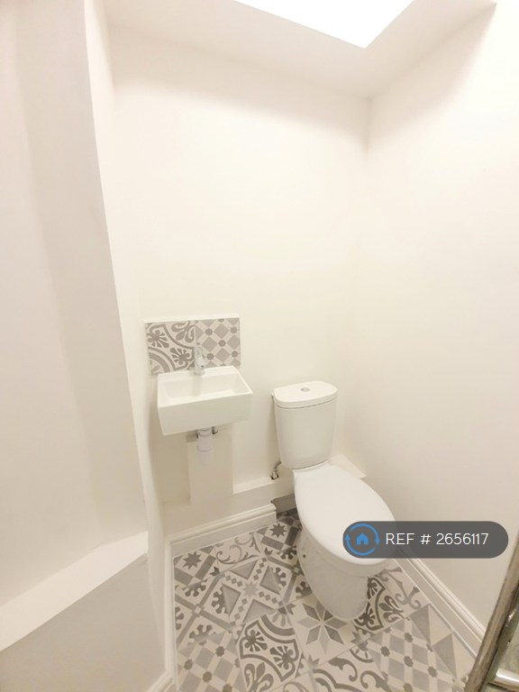 Studio flat in The Fairway, Northolt, UB5 (#2656117)