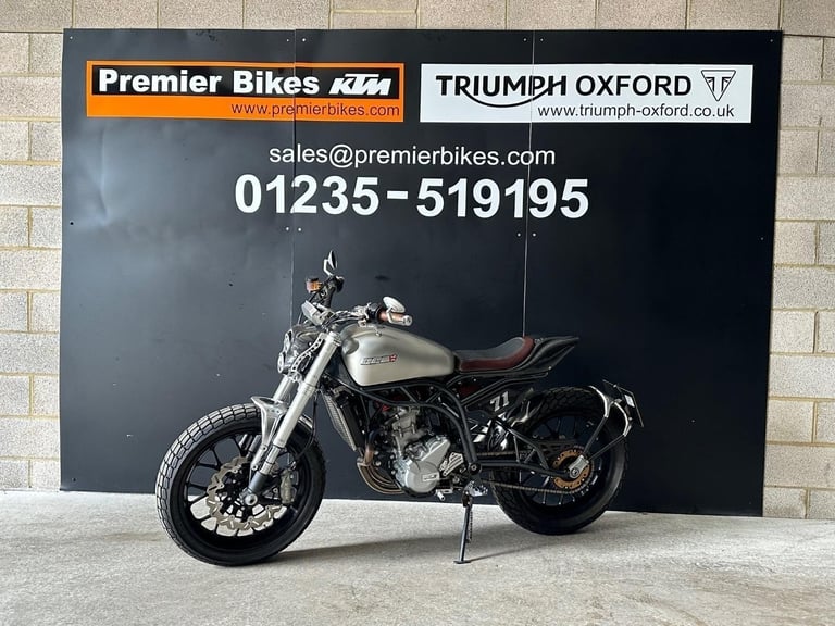 STUNNING LOW MILEAGE 2019/69 CCM SPITFIRE FLAT TRACKER