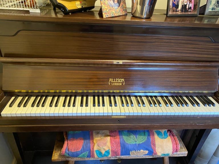 Upright piano