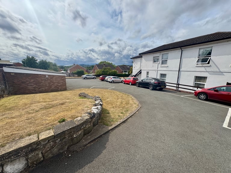 ONE Bedroom flat Available in Kidderminster town centre PARKING Included ALL BILLS Included 