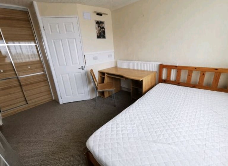 Witney double ensuite room available now