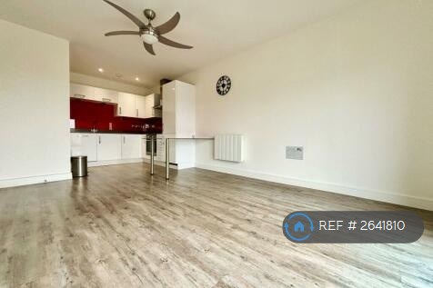 1 bedroom flat in Marina Heights, Gillingham, ME7 (1 bed) (#2641810)