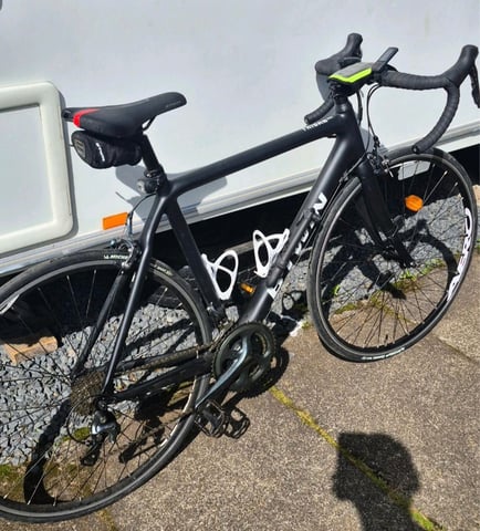 BTWIN Triban 560 CF Road Bike Carbon Bicycle in Cumnock, East