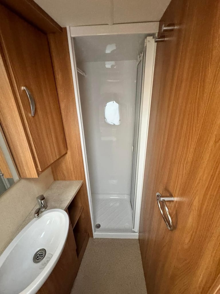 Swift Challenger SE 580 Transverse Island Bed Full Rear Bathroom