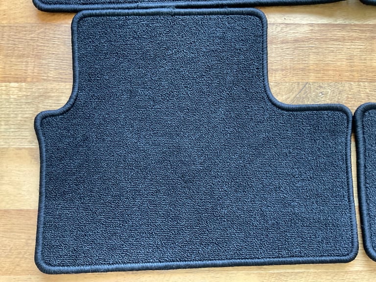 ***READ FULLY*** - As New Genuine Renault Clio Mark 5 (V) Car Mats