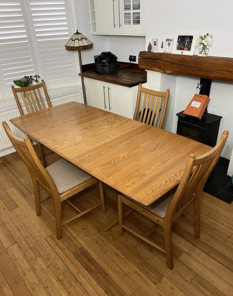 Ercol Windsor extending dining  1193 table with 4 Penn chairs 