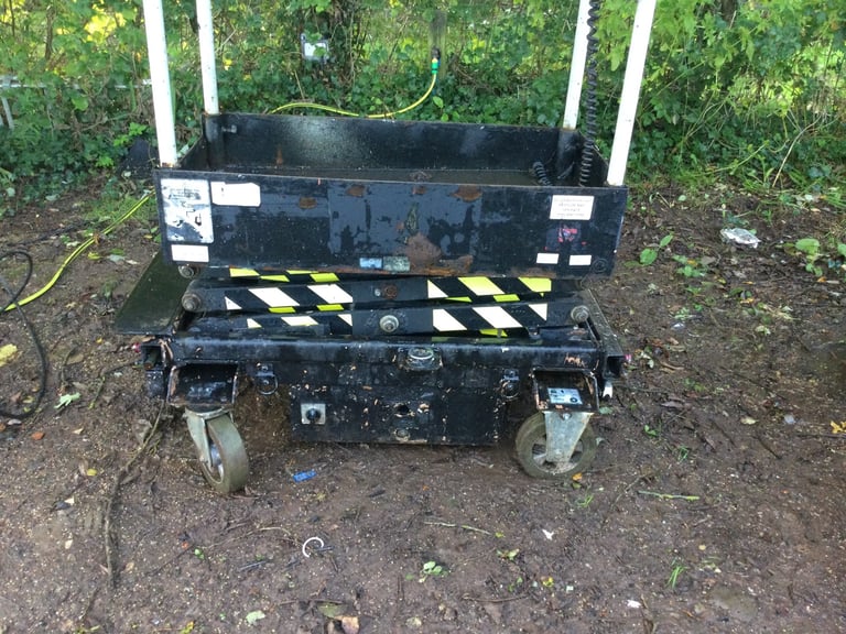 Pair of scissor lifts