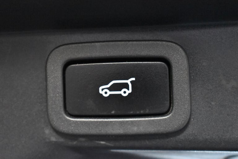 2021 Land Rover Range Rover Sport HSE SILVER+Panoramic Roof and Electric Deployable Tow Pack Esta...