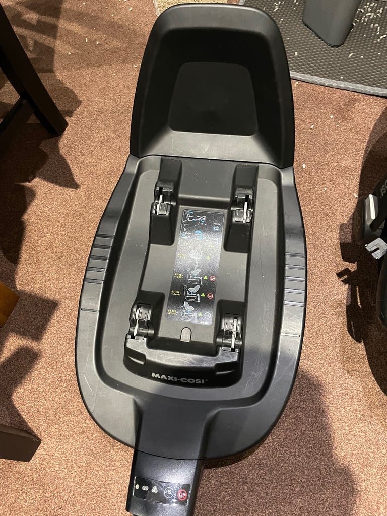 Maxi cosi car seat and base with iso fix 