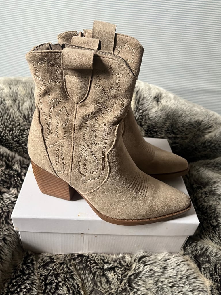 KHAKI FAUX SUEDE COWBOY ANKLE BOOTS