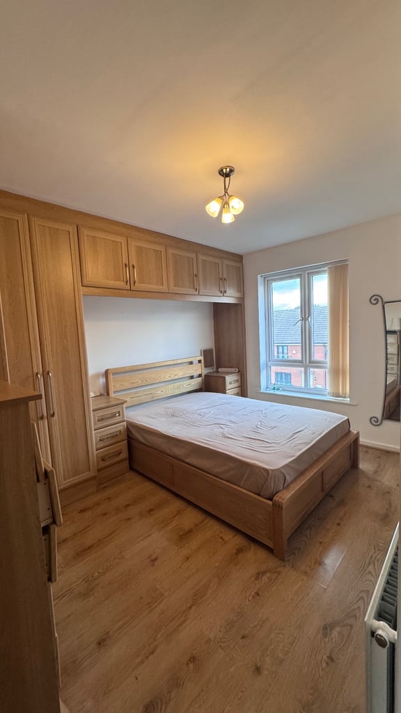 3 bedroom with 3 bath terrace house to LET!NO COMPANY LET!