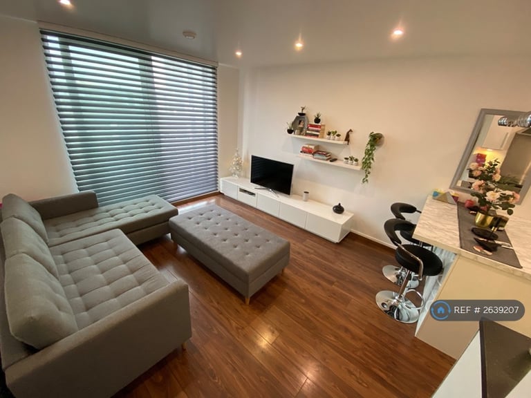 1 bedroom flat in Burgoyne House, Brentford, TW8 (1 bed) (#2639207)