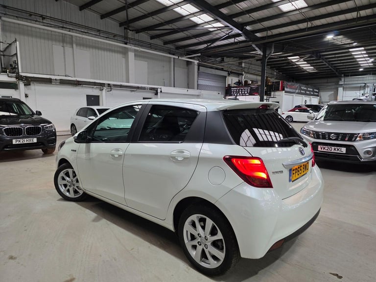 2015 Toyota Yaris 1.5 VVT-h Sport E-CVT Euro 6 5dr HATCHBACK Petrol/Electric Hybrid Automatic