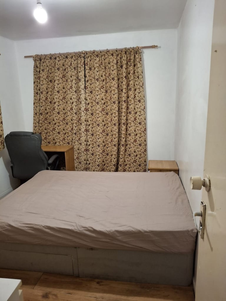 Double room to let rent  in central Swindon town home