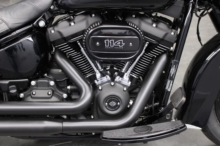 2024 Harley-Davidson FLHCS Heritage Softail Classic in the Vivid Black 