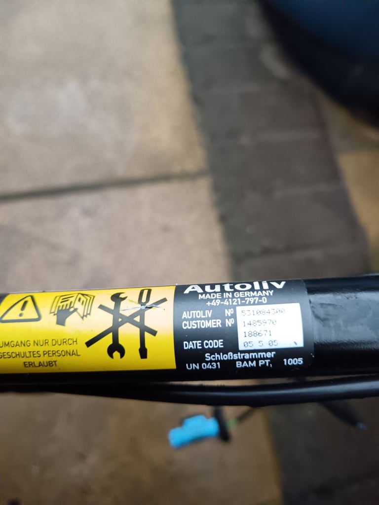 Mini R50/R52/R53, passenger side seat belt pretentioner, good working condition,. 