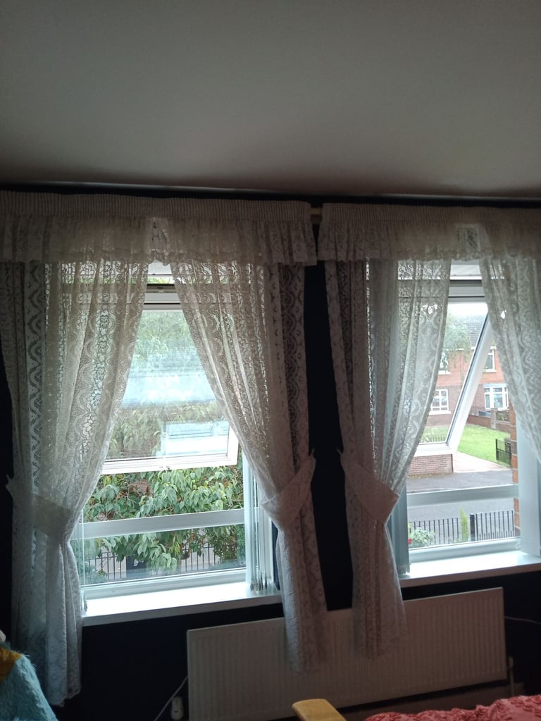 Heavy Lace Curtains & Pelmet 