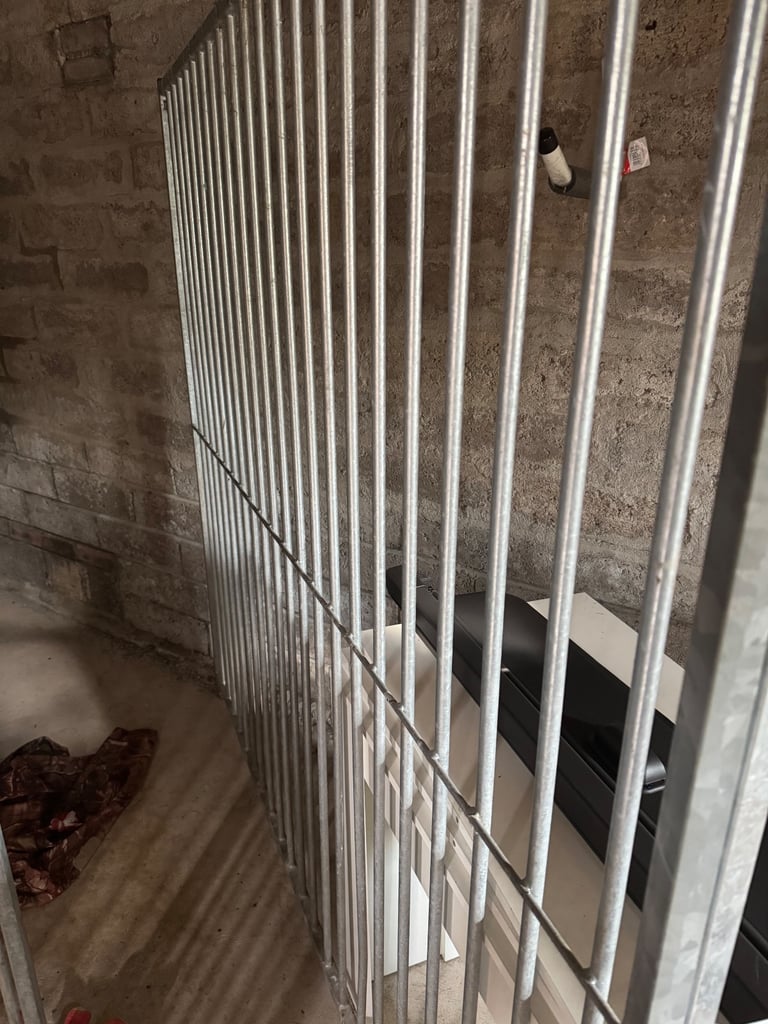 Dog kennel Secrions