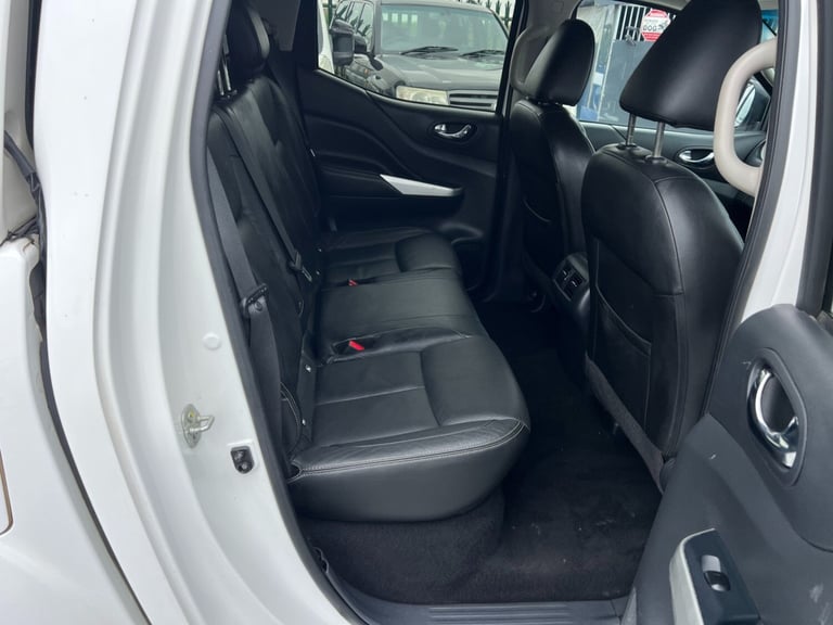 2019 NISSAN NAVARA Double Cab Pick Up Tekna 2.3dCi 190 4WD Auto LEATHER 101k
