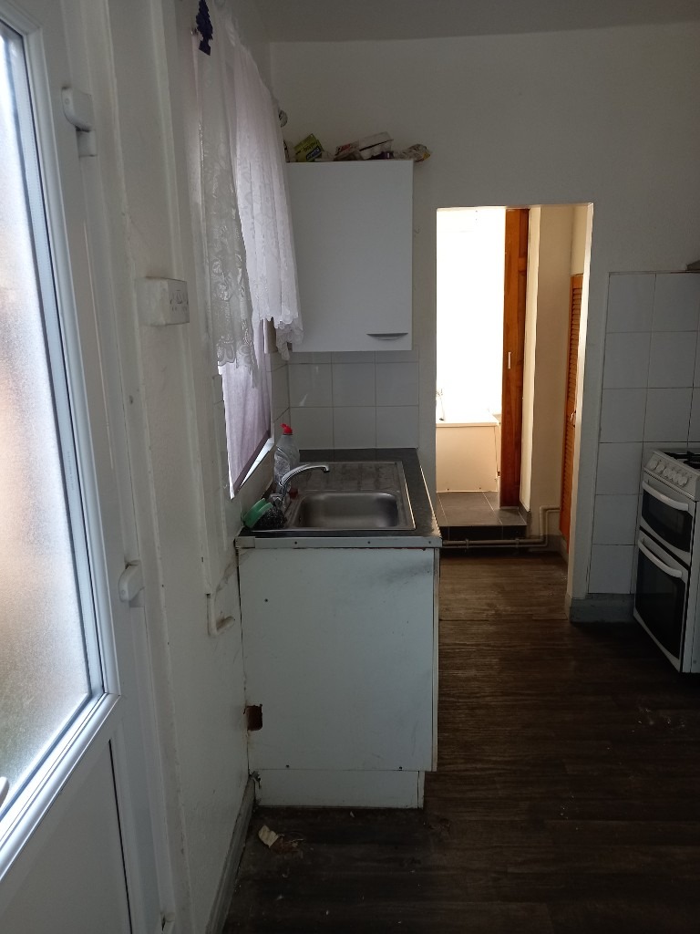 **LET BY** 3 BEDROOMSEMIDETACHED HOUSE** ST JOHNS ROAD** GOOD