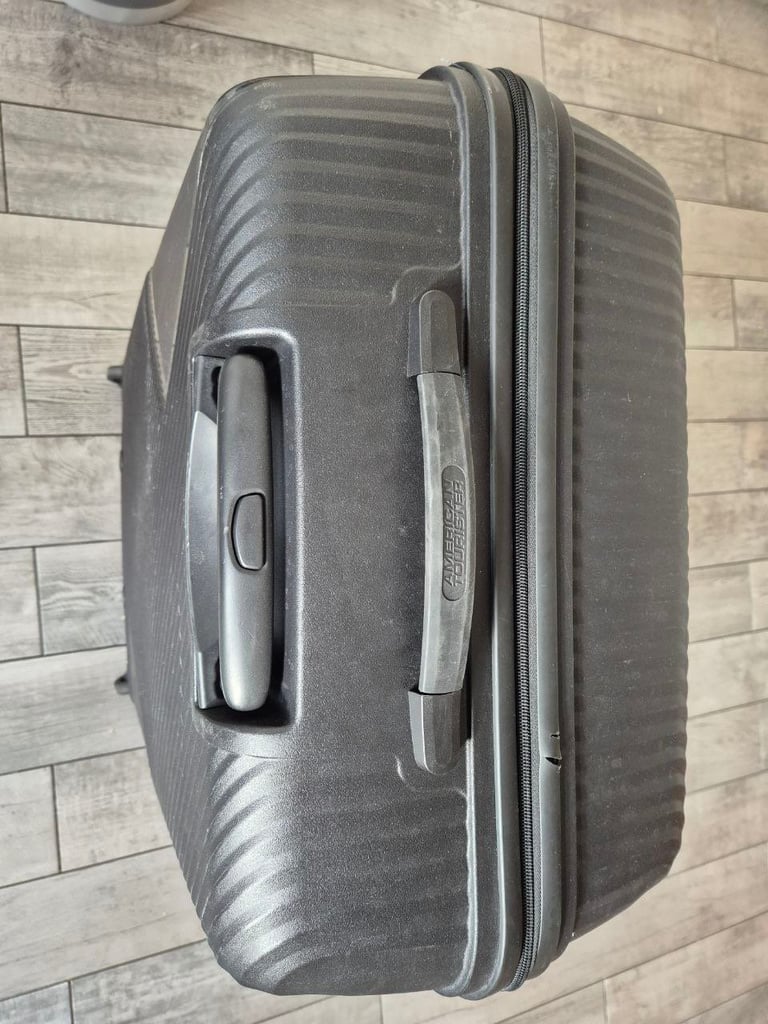 American Tourister Airconic Hard-Shell Spinner Suitcase