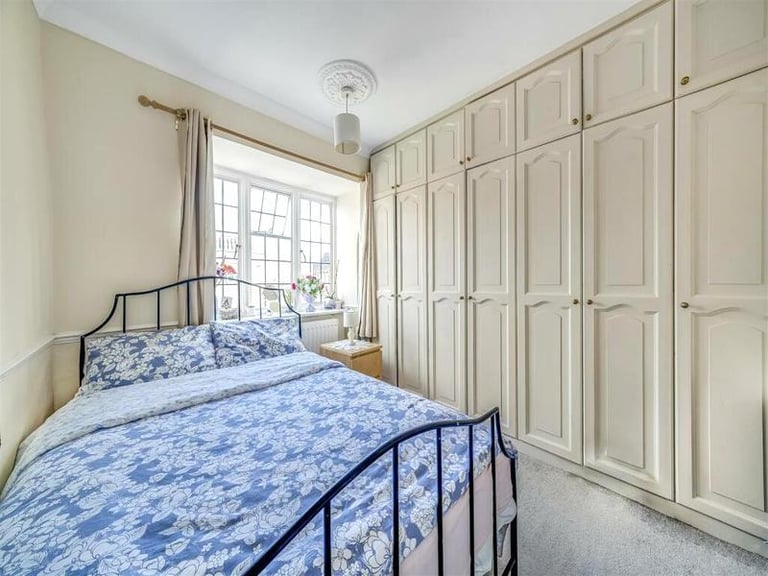 🏠 Bright and spacious room available in Mile End 🏠