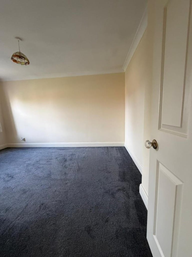 5 BEDROOM DETACHED HOME IN WINDSOR