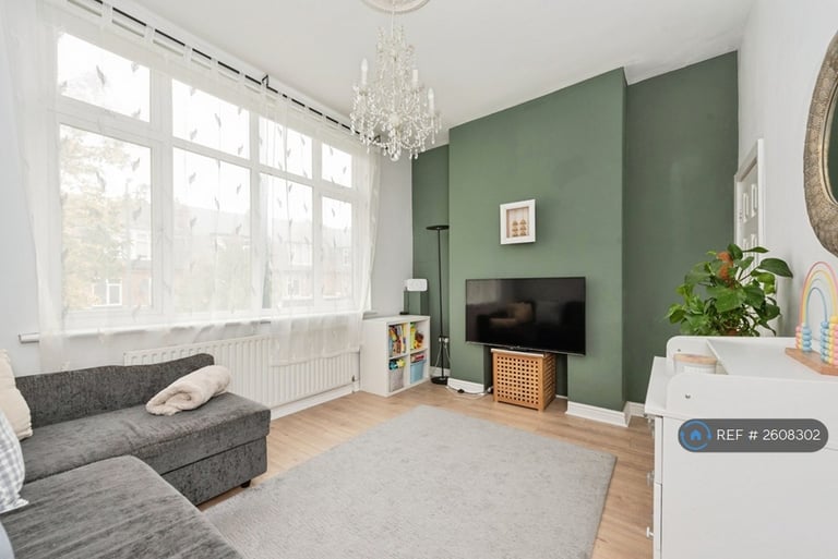 2 bedroom flat in Upper Richmond Road West, London, SW14 (2 bed) (#2608302)
