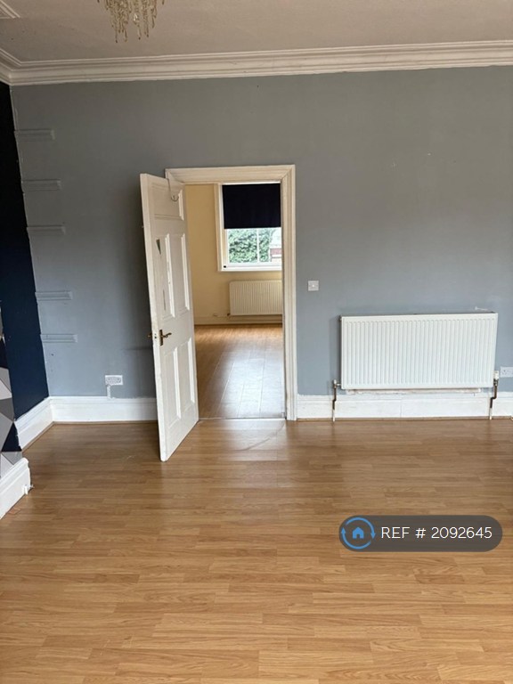 1 bedroom flat in Broad Street, Leek, ST13 (1 bed) (#2092645)