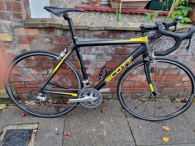 Scott speedster s10 road bike. Full ultegra groupset,  30 gears. R550 shimano wheels. Frame cracked.