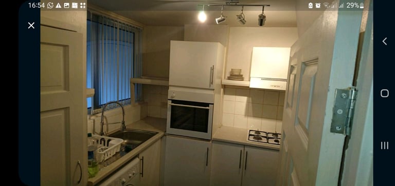 Clean double room, no deposit all bills inclusive B19
