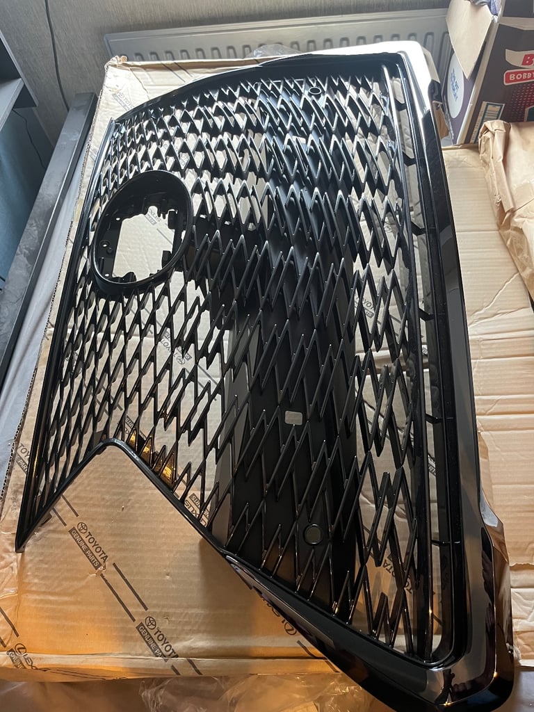 Genuine Toyota Grille Brand New 53101 76440