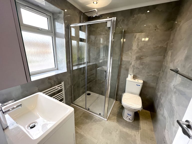 Out class spacious 5 bedrooms semi-detached house in Bakingside, Ilford --Company let allowed