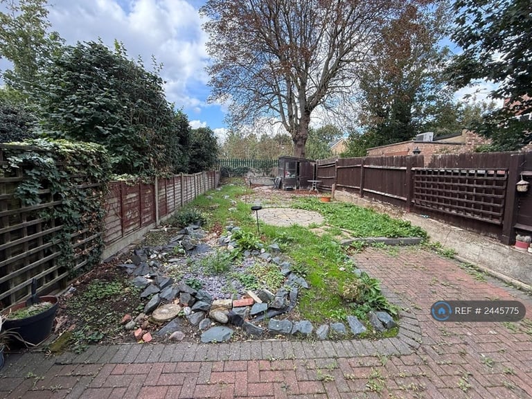 1 bedroom in Roseneath Avenue, London, N21 (#2445775)