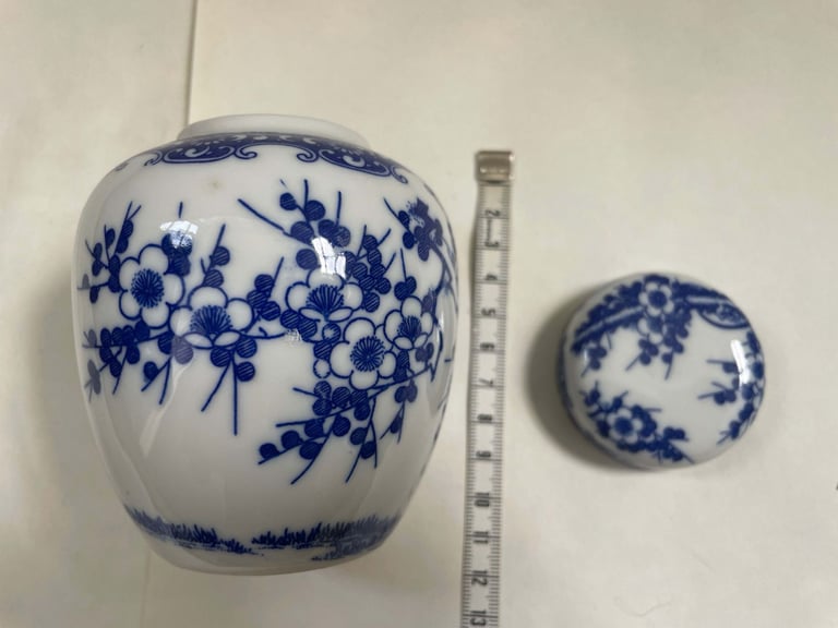 Vintage Chinese decorative spice jar