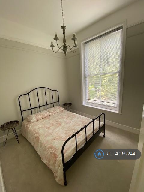 2 bedroom flat in Earls Avenue, Folkestone, CT20 (2 bed) (#2651244)