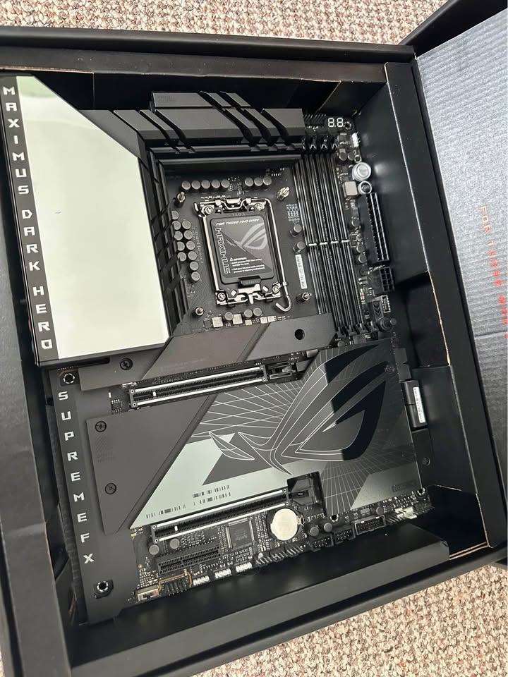 ASUS ROG MAXIMUS Z790 DARK HERO LGA 1700 ATX Intel Motherboard £350