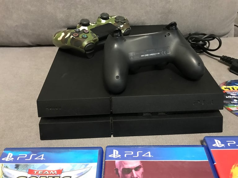 Sony Playstation 4 (PS4) console x2 controllers x5 games bundle