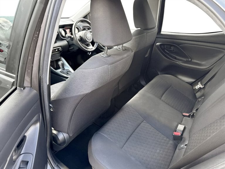  Toyota Yaris VVT-h Design Hatchback HYBRID Automatic