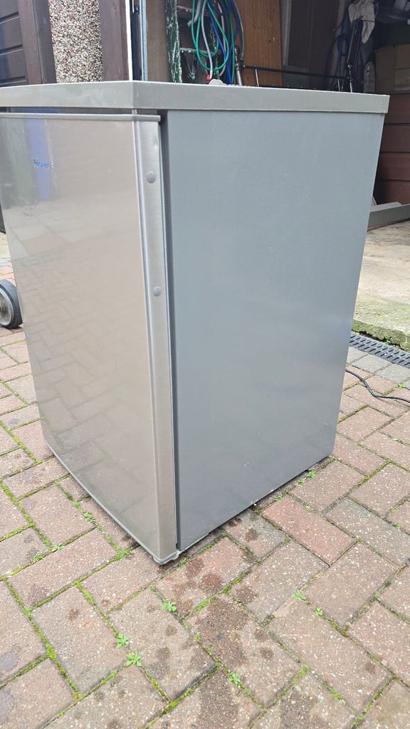 Hisense Metallic Silver Fridge - Good condition & Fully working - Can deliver locally from £7