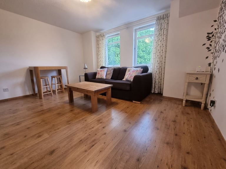 Spacious, West End 2 bedroom Flat on Beautiful Tree Line Street.