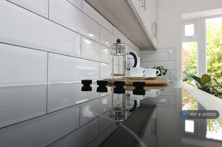 1 bedroom in The Fairway, London, W3 (#2675105)