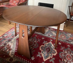 Round, extendable dining table 
