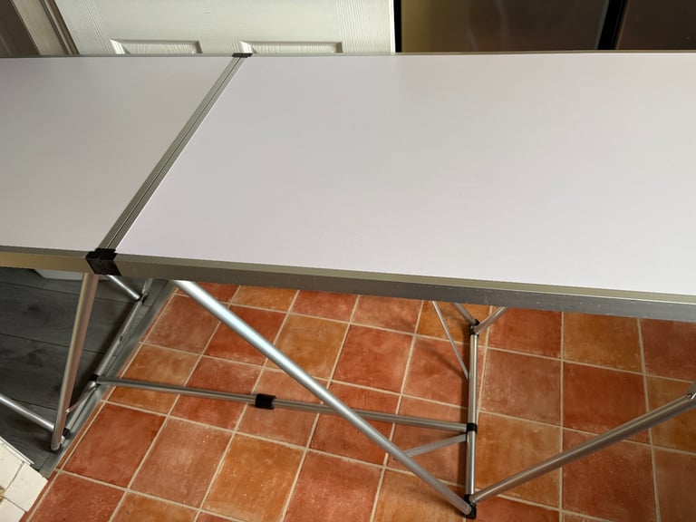 Folding table