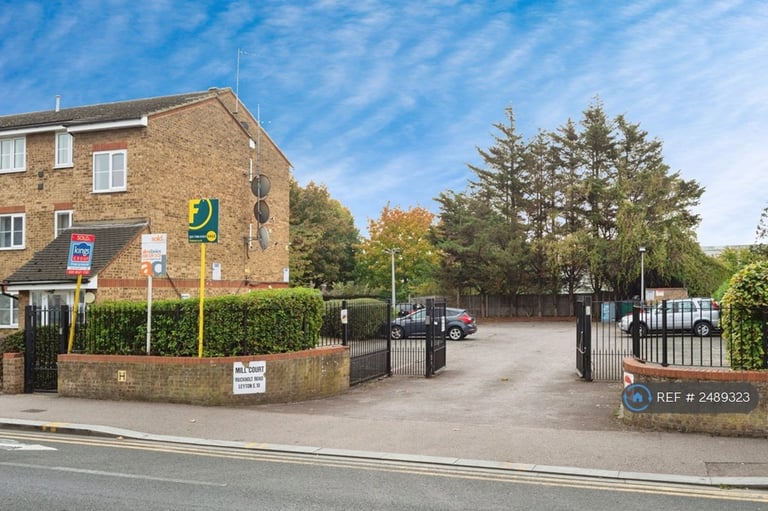 1 bedroom flat in Mill Court, London, E10 (1 bed) (#2489323)